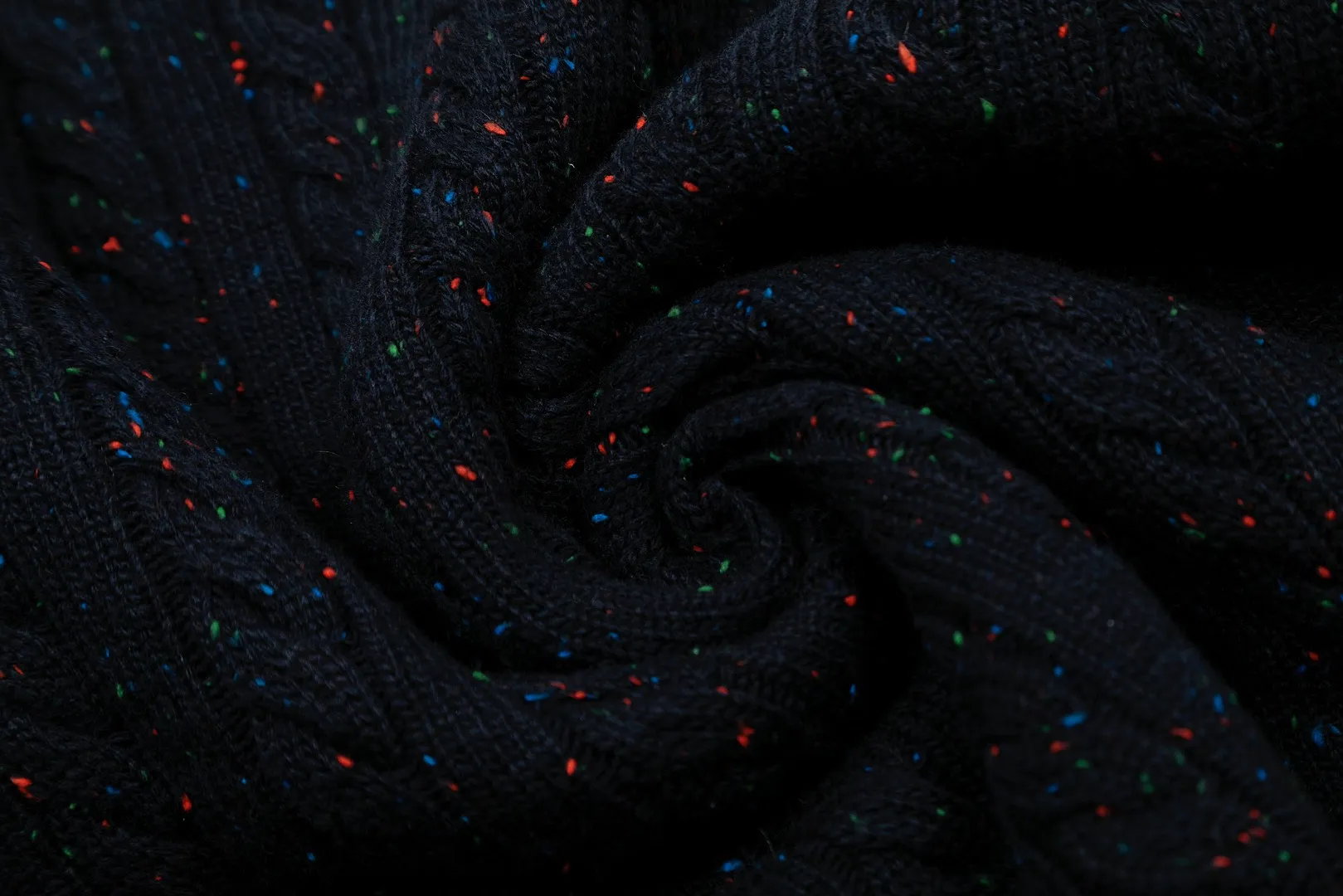 P250 Top quality" Style number: DS038# [Ralph Lauren wool blended pony embroidered logo twist knitted half-zip sweater] ✅Ralph Lauren gradient multi-color dot versatile couple style knitted half-zip pullover sweater ✅15% merino cotton wool 85% wool blended custom laser buttons ✅ZP quality 1:1 pattern making Scan the code to enter the GF website Counter quality ✅Details and quality are the only one in Guangzhou. Imported quality wool, focusing on high-end, cost-effective. Needless to say good quality. ✅Restore the original version. The maximum size can be worn up to 160 pounds. Loose, comfortable and stress-free. ✅Zip down the lapel. Pull up the zipper to the half turtleneck. Easy to wear with any style. Christmas red